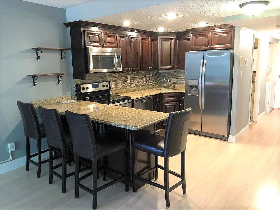 EAT-IN KITCHEN WITH GRANITE ISLAND/COUNTER-TOPS, TILE BACK SPLASH & BEAUTIFUL RAISED PANEL CABINETS