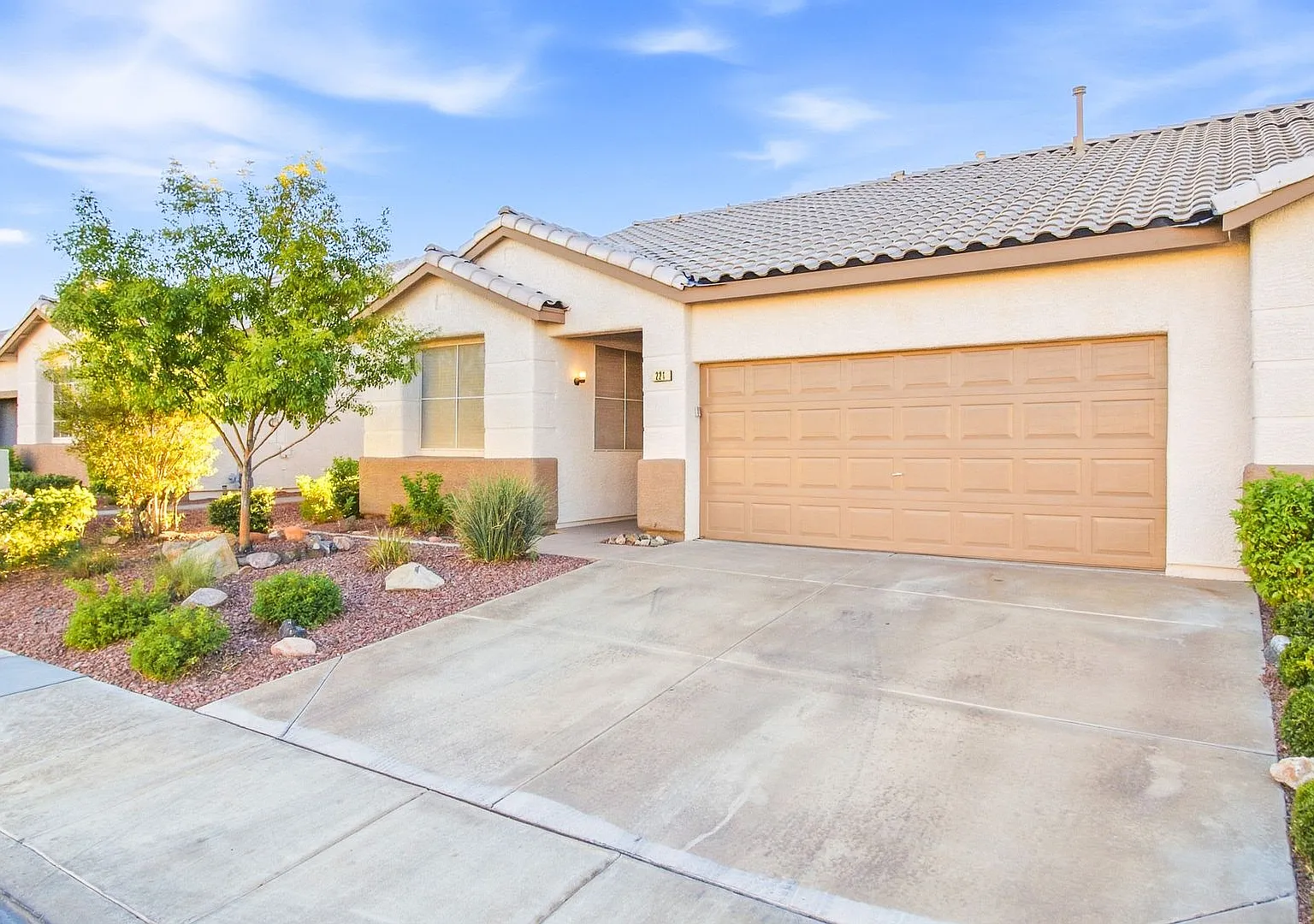 Spacious 2-Bedroom Henderson Home with Fireplace & Private Yard — Photo 3