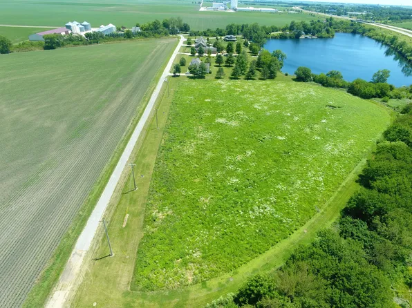 10 Moss Dr, Farmer City, IL 61842