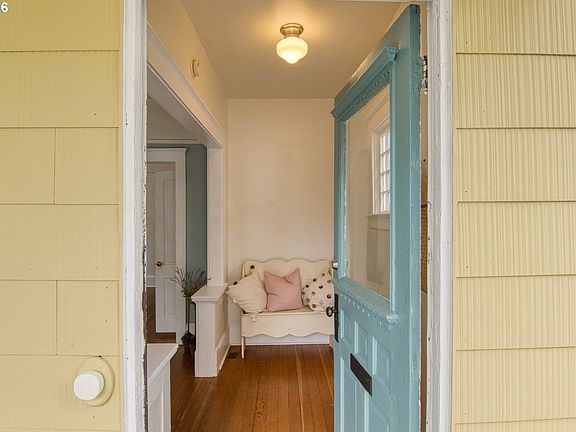 5th image of 4030 SE Caruthers St