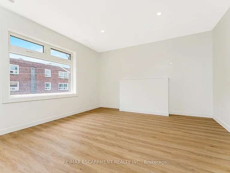127 Victoria Ave S #8 — Photo 3