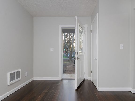 3rd image of 7511 SE Lamphier St