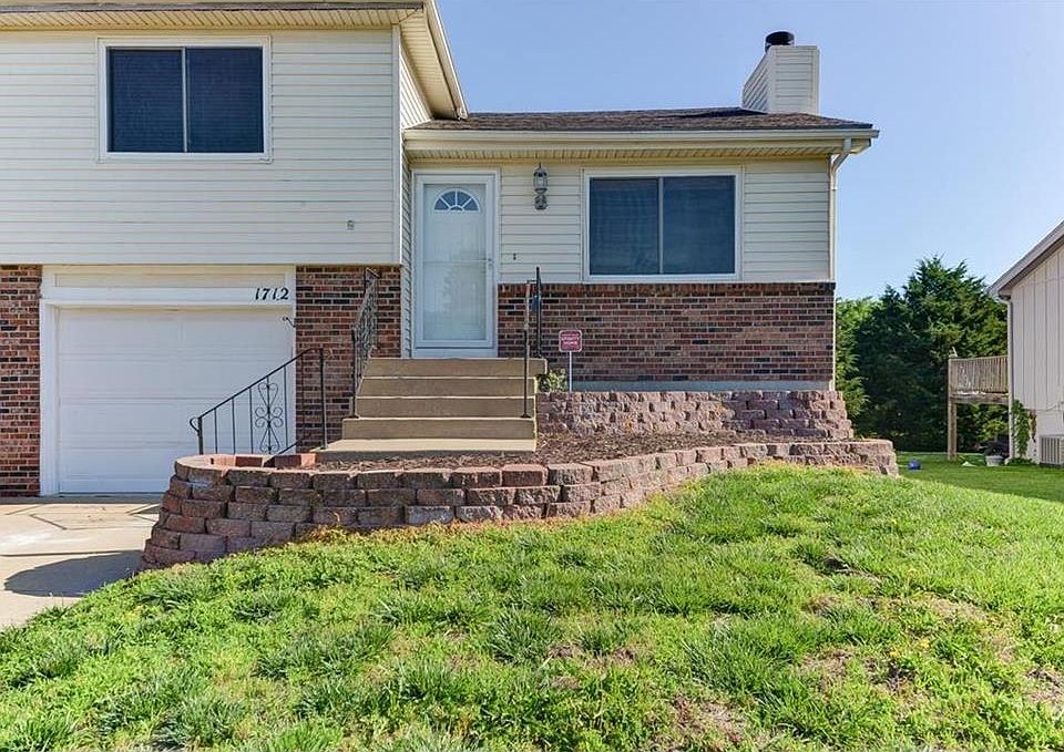 Welcome to 1712 W. Prairie St., Olathe, Ks.  This Half Duplex is a great starter home.