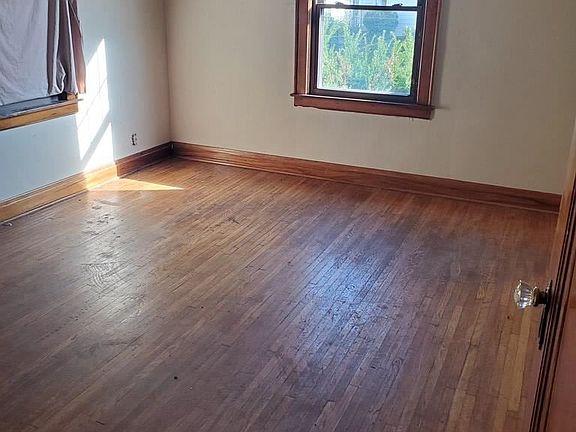 4th image of 665 E 4th St