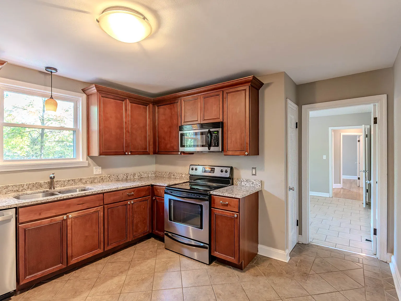 3 bed, 1617 sqft, $2,600 — Photo 2