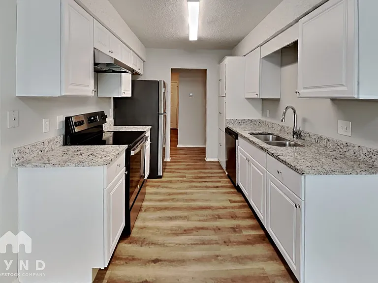 915 Winnie St — Photo 7