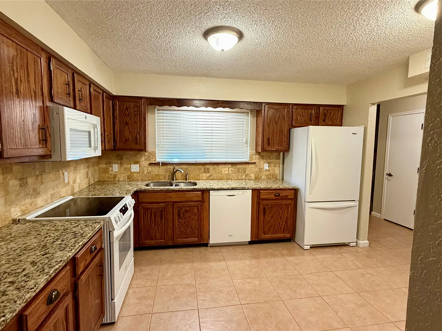 3 bed, 2.5 bath, 1664 sqft, $1,650 — Photo 3