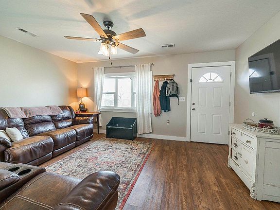 4th image of 229 Sunset Dr
