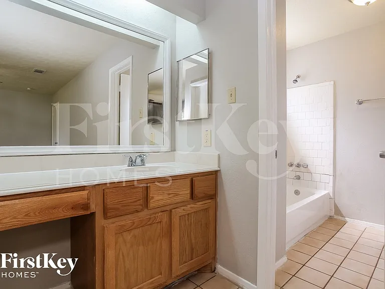 2118 Knollbrook Ln — Photo 10
