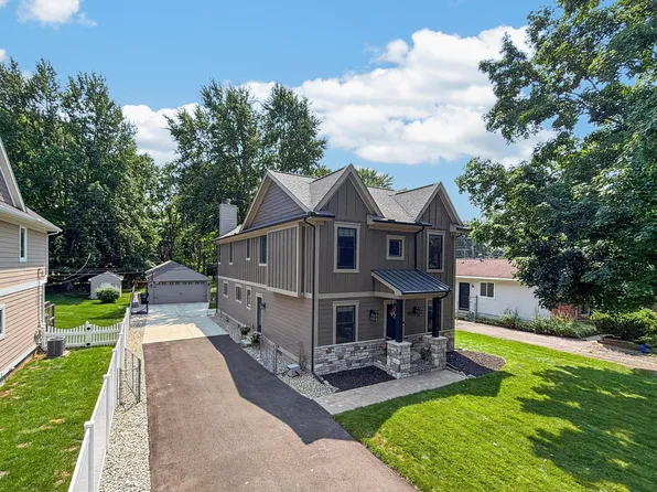 220 Red Oak Ln, Rochester Hills, MI 48307