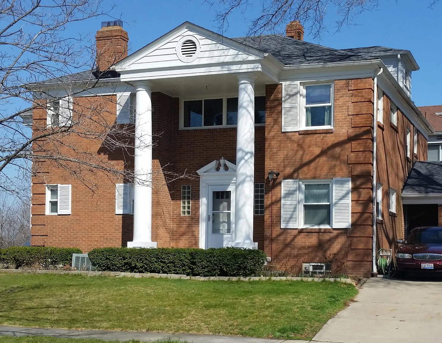 2029 Riverside Dr photo 1