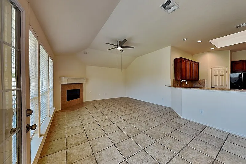 4 bed, 2.0 bath, 2436 sqft, $2,500 — Photo 2