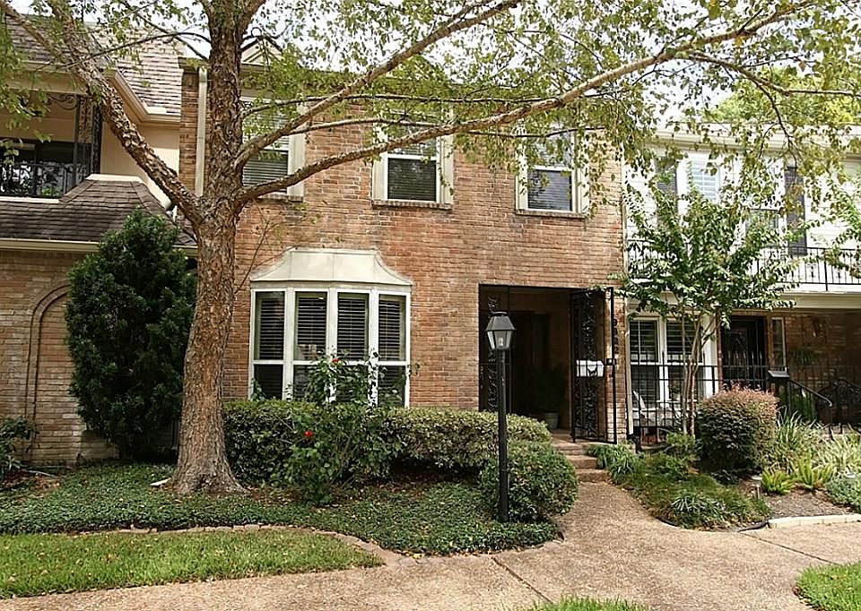 TURN KEY TERRIFIC town home in the Memorial area!