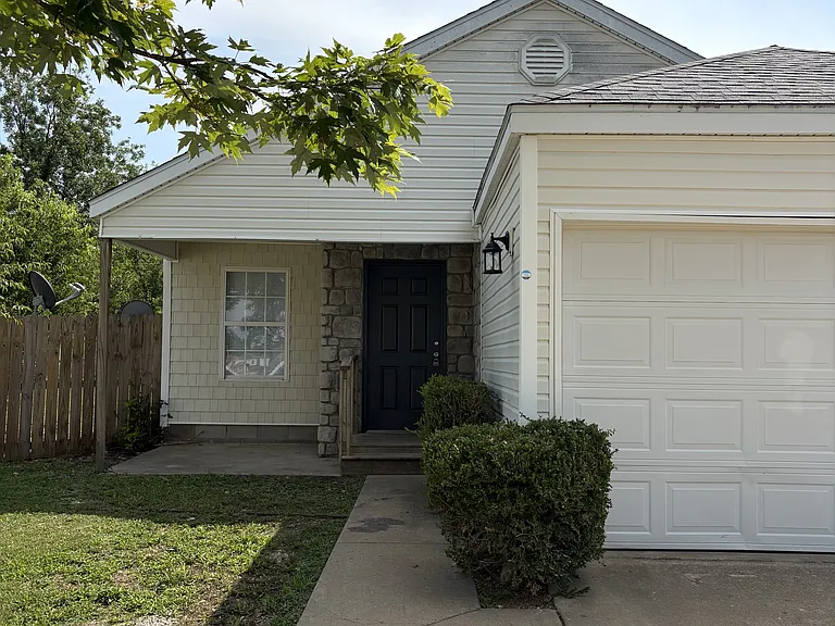 601 Cedar Brook Ct — Photo 2