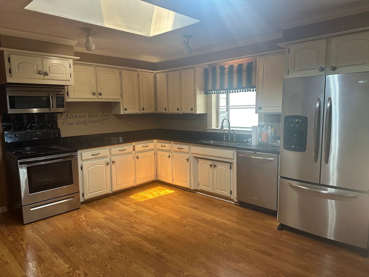 3 bed, 3247 sqft, $2,300 — Photo 3