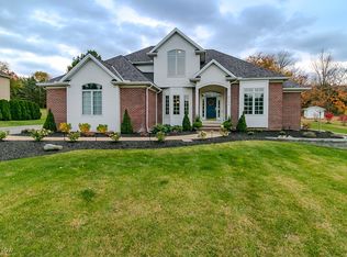 8066 Pinehurst Dr, Kirtland, OH 44094