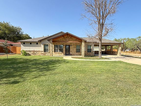 2nd image of 300 BLUEBONNET AVE