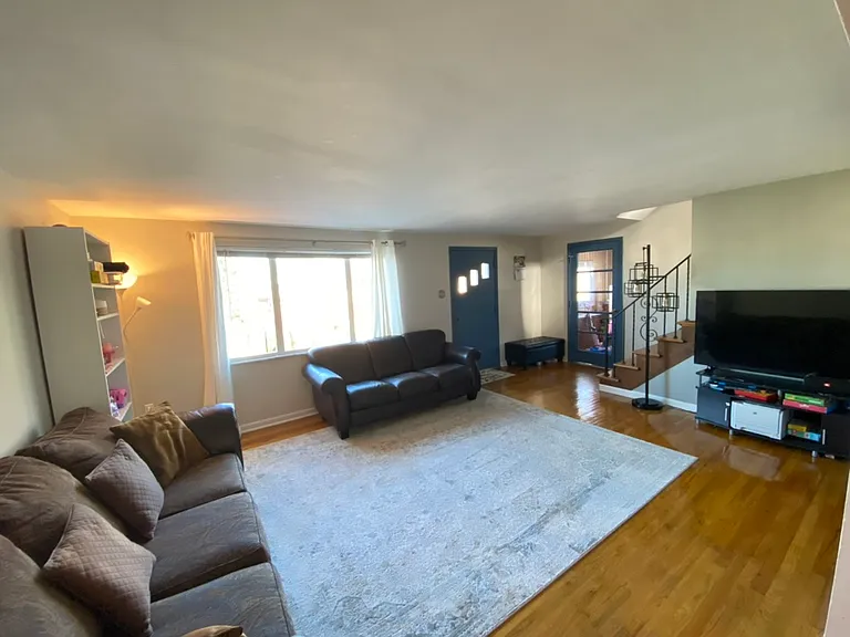 57 Seneca Dr — Photo 3