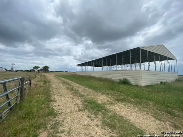 10133 N State Highway 123, Falls City, TX 78113