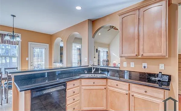 5 bed, $4,800 — Photo 4