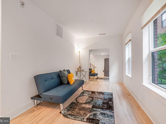 4th image of 317 Riggs Park Pl NE