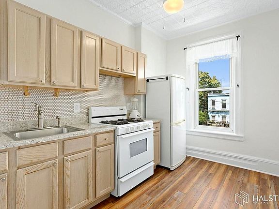4th image of 11 Sherman St Floor 2