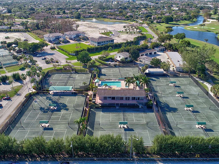 21211 Lago Cir #C — Photo 34