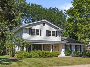 604 Cheyenne Dr, Waukesha, WI 53188