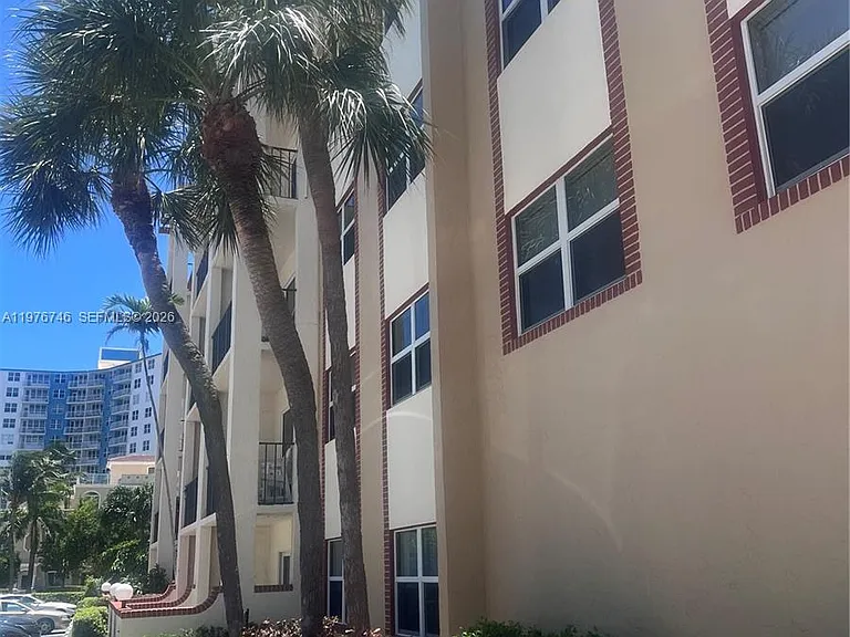 400 N Riverside Dr #410 — Photo 38