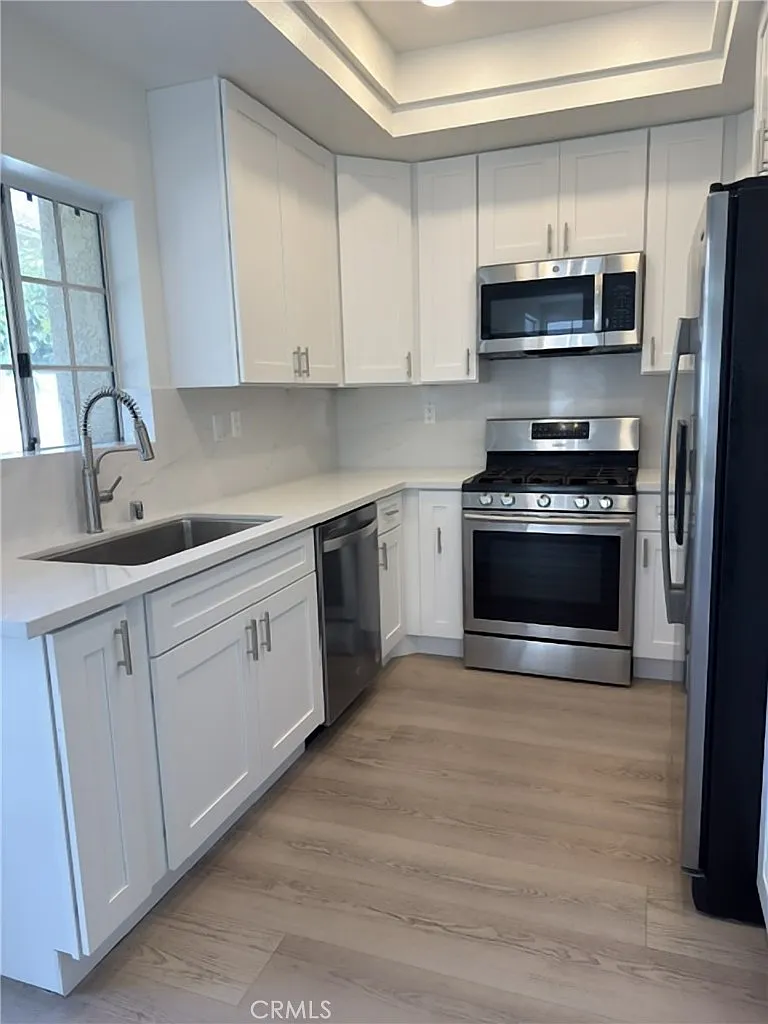 4 bed, 2.5 bath, 2055 sqft, $4,900 — Photo 3