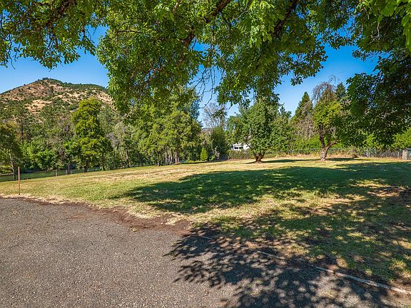 5th image of 3048 Rogue River Hwy