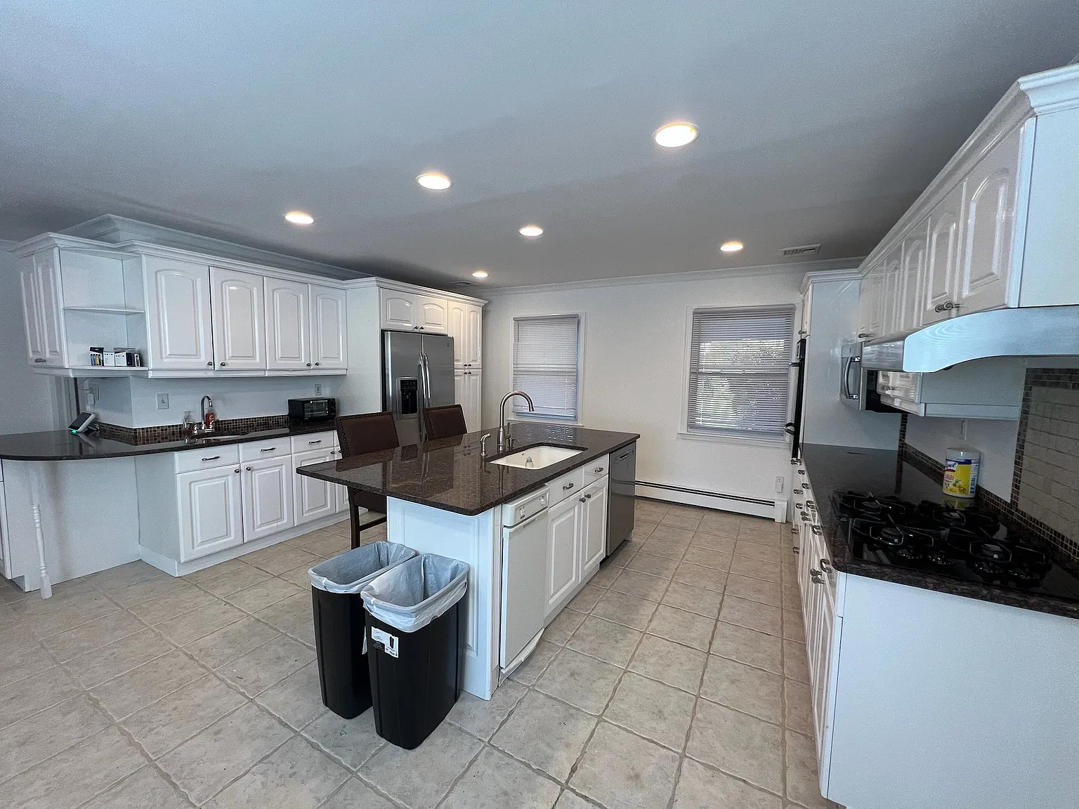 5 bed, 2991 sqft, $7,400 — Photo 3