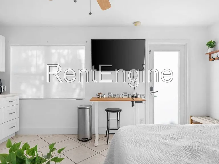 1636 NW 6th Ave — Photo 9