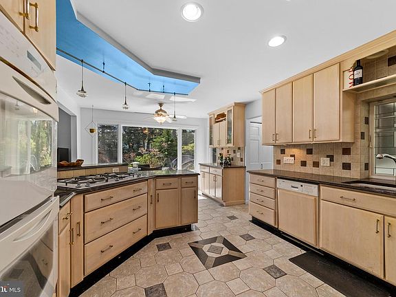 3rd image of 8 Locke Ct