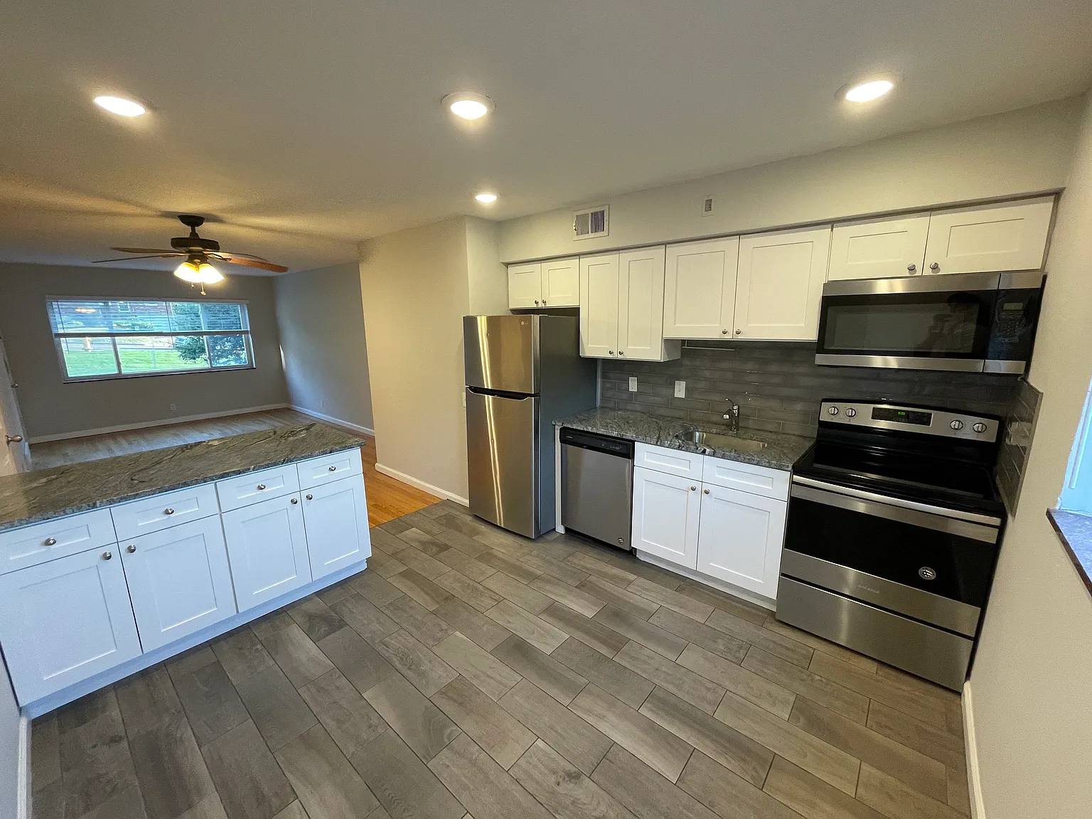 2 bed, 900 sqft, $1,295 — Photo 2