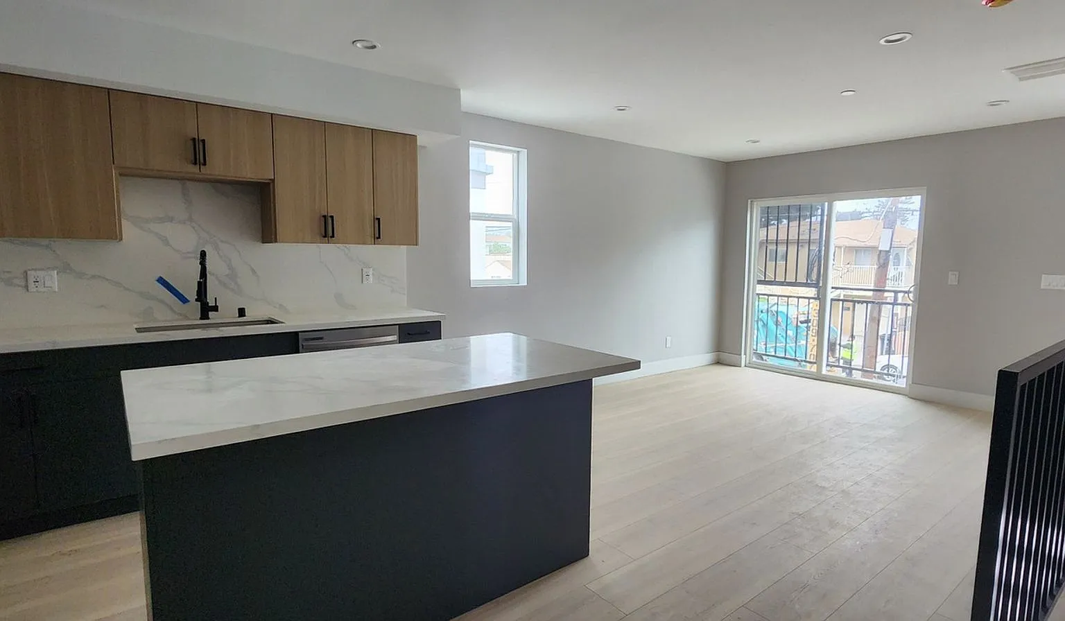 Spacious 4BR Duplex in North Hollywood — Photo 2