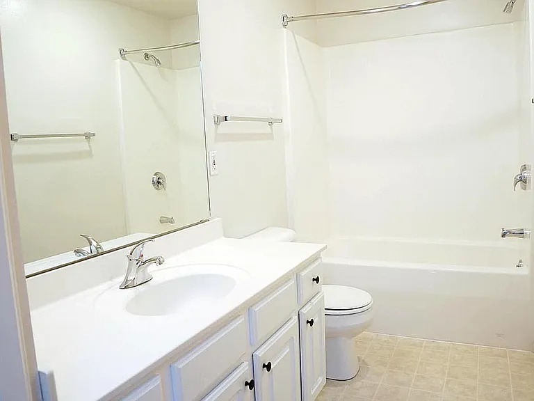 7_silverstone-gallery-bathroom