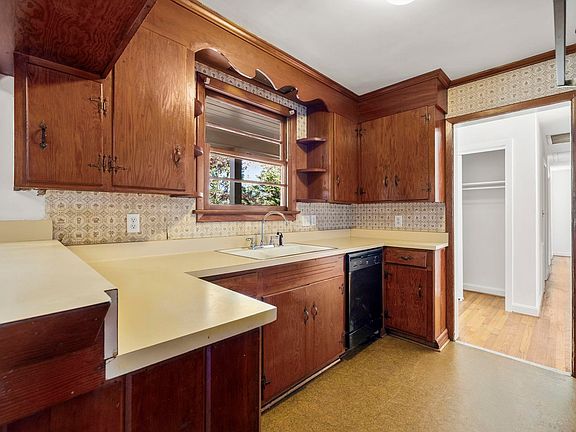 4th image of 310 Cardinal Dr
