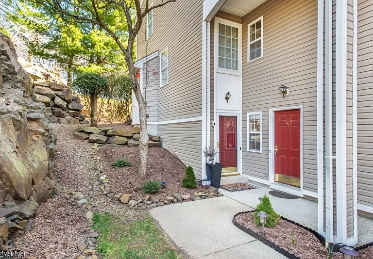 102 Lakeview Ct — Photo 2