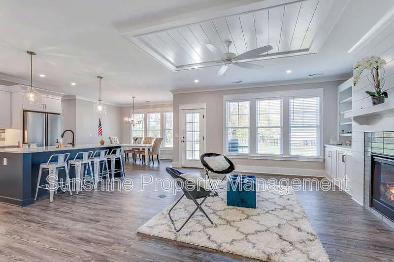 5 bed, 3.5 bath, 3000 sqft, $4,000 — Photo 2