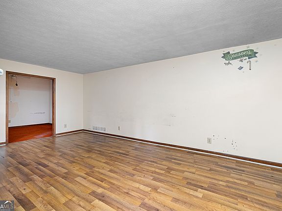 4th image of 495 Huntington Dr