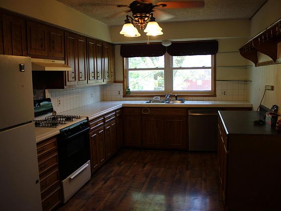 5th image of 124 Hutchins St