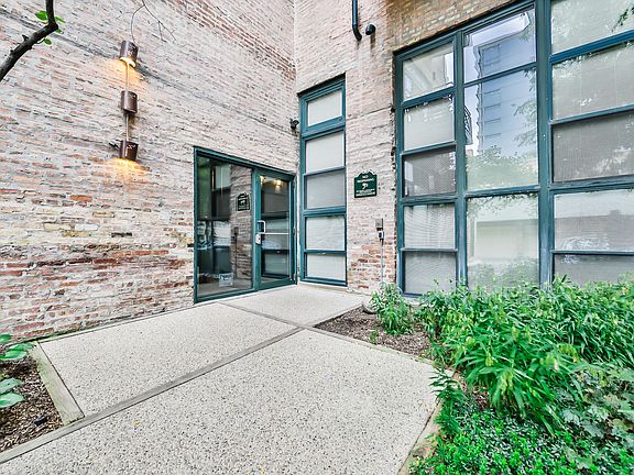 3rd image of 701 W Jackson Blvd APT 105L