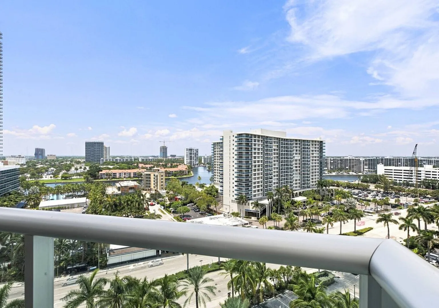 Spacious & Modern apt for a family beach vacation — Photo 4