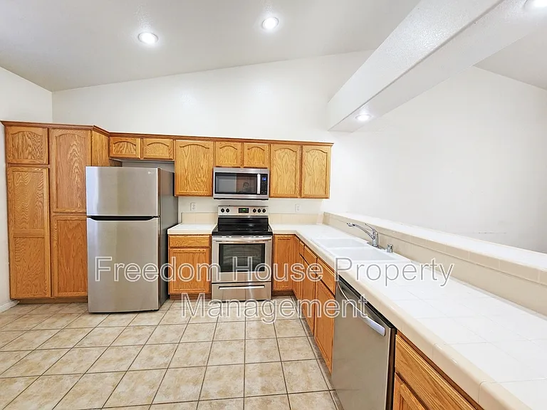 1041 Marne Ct #4 — Photo 18