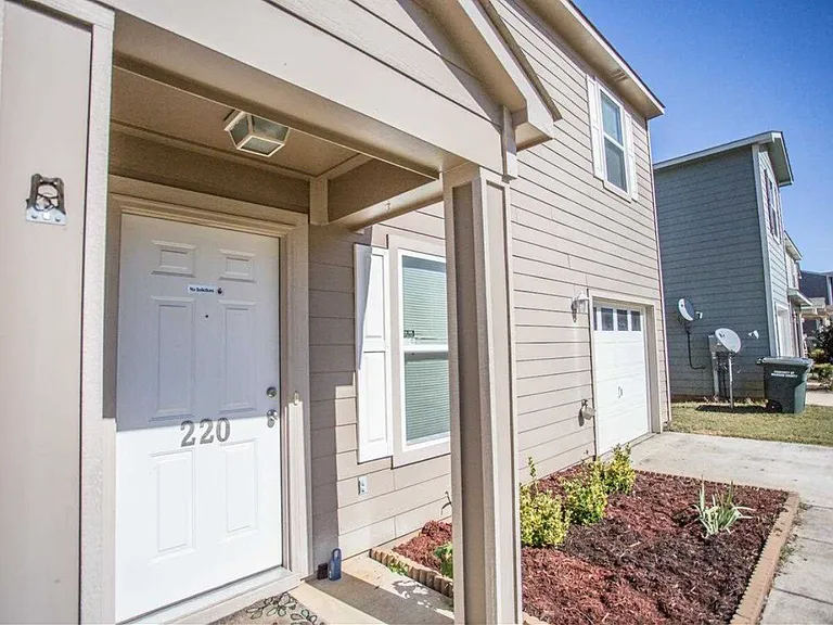 220 Farmington Dr — Photo 2