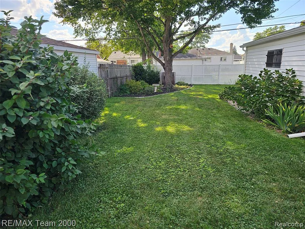3 bed, 2.0 bath, 1700 sqft, $1,950 — Photo 4