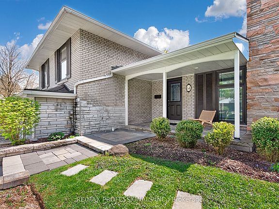3rd image of 64 Ravensbourne Cres