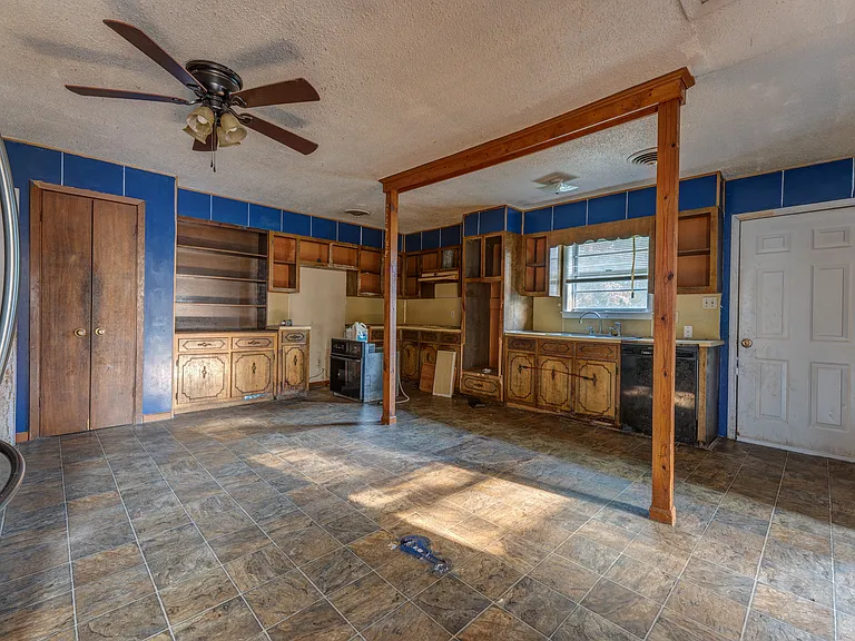 121 E Pecan St — Photo 15