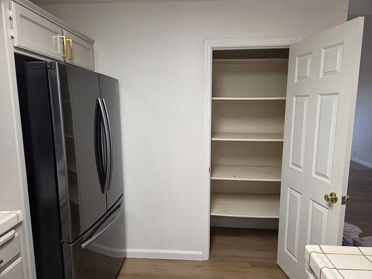1009 Southampton Dr — Photo 5